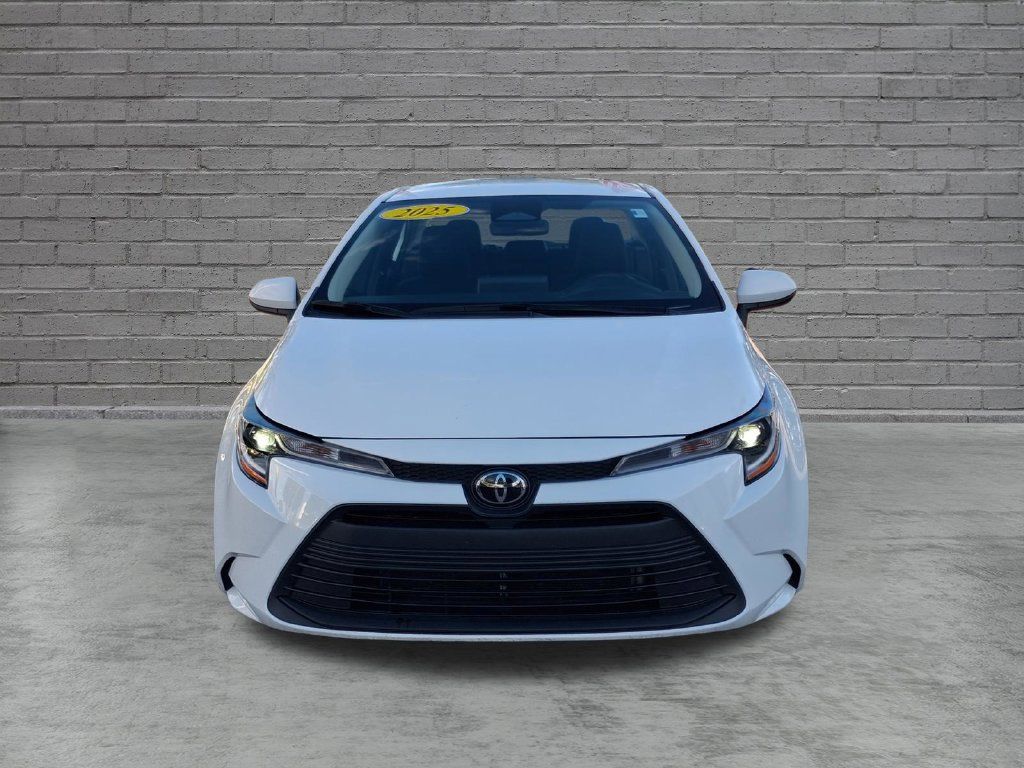 Used 2025 Toyota Corolla LE FWD image 2