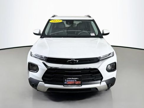 Used 2022 Chevrolet TrailBlazer LT w/ LPO, Blackout Package FWD image 2