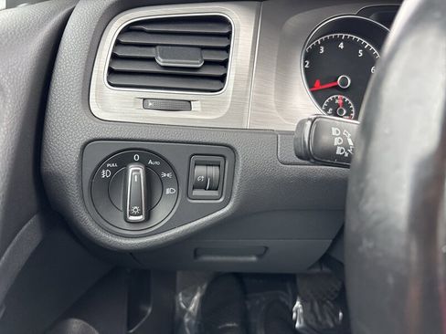 Used 2017 Volkswagen Golf SE image 40