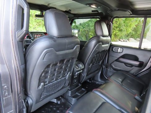 Used 2018 Jeep Wrangler Unlimited Rubicon image 31