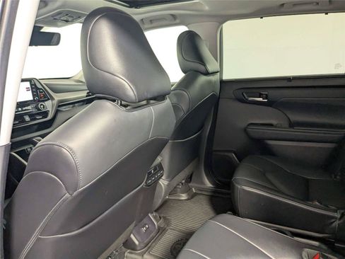Used 2021 Toyota Highlander XLE FWD image 36