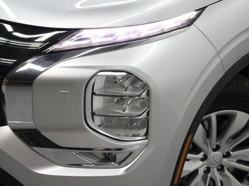 New 2026 Mitsubishi Outlander ES image 2