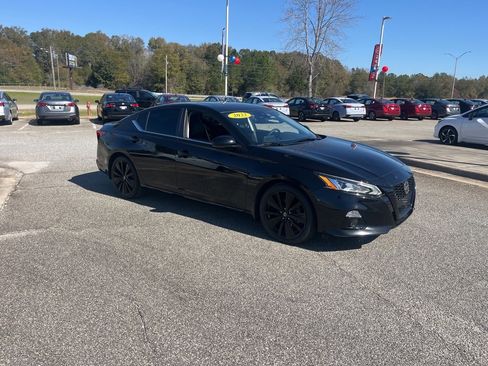 Used 2022 Nissan Altima 2.5 SR w/ Midnight Edition Package image 1