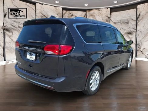 Used 2020 Chrysler Pacifica Touring-L FWD image 5