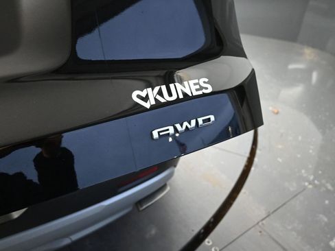 Used 2023 GMC Acadia SLT image 22