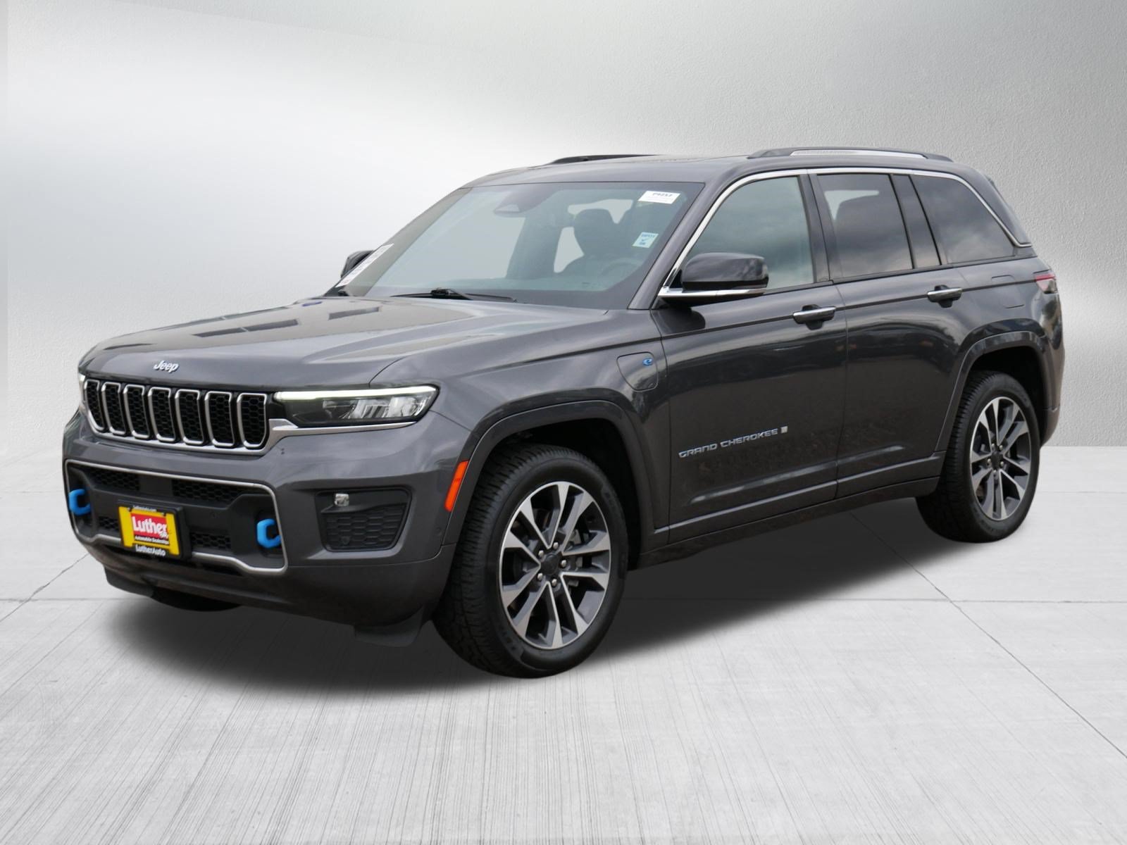 Used 2023 Jeep Grand Cherokee Overland w/ Luxury Tech Group IV AWD/4WD image 3