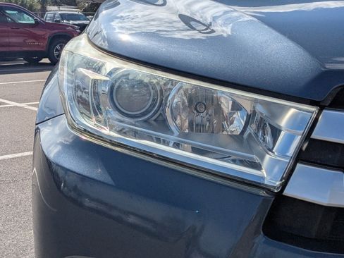 Used 2018 Toyota Highlander XLE image 19