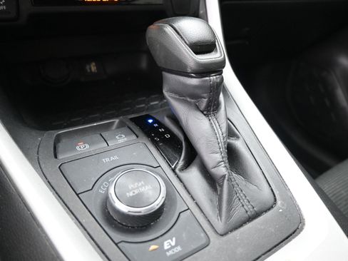 Used 2024 Toyota RAV4 LE image 31