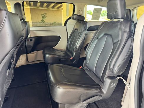 Used 2023 Chrysler Pacifica Touring-L FWD image 17
