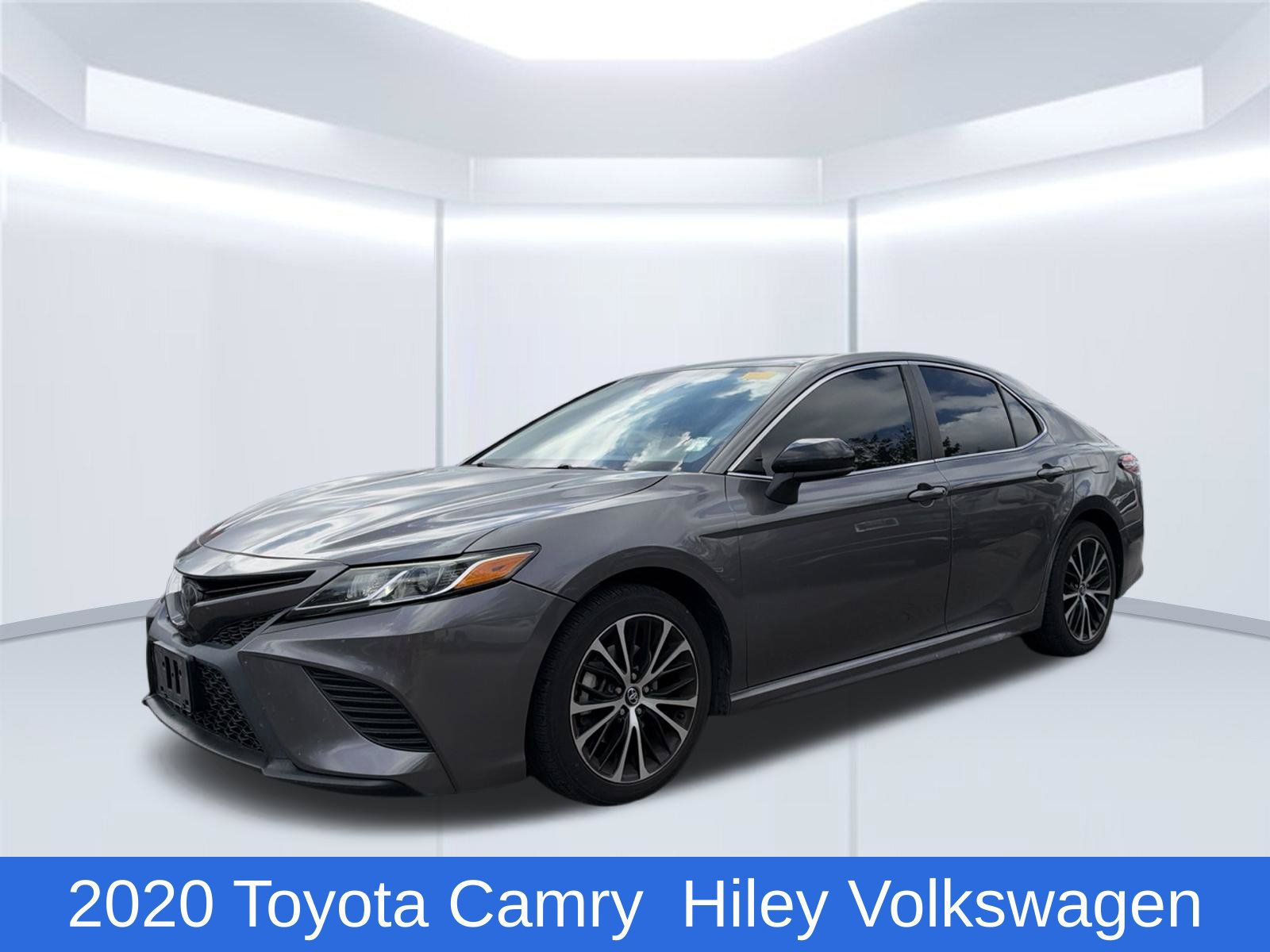 Used 2020 Toyota Camry SE FWD image 1