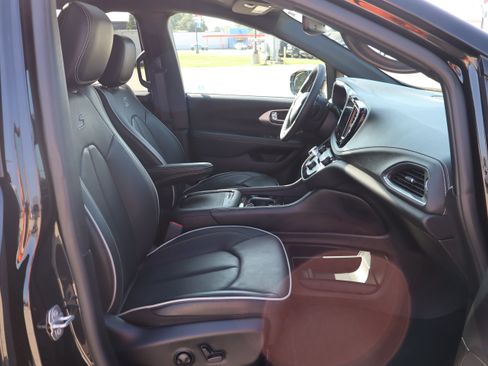 Used 2025 Chrysler Pacifica Limited FWD image 14