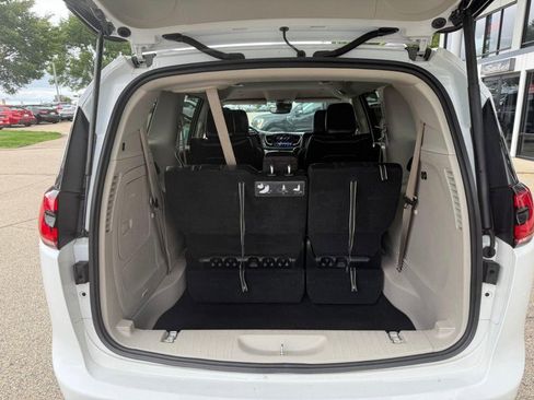 Used 2021 Chrysler Pacifica Touring-L image 17