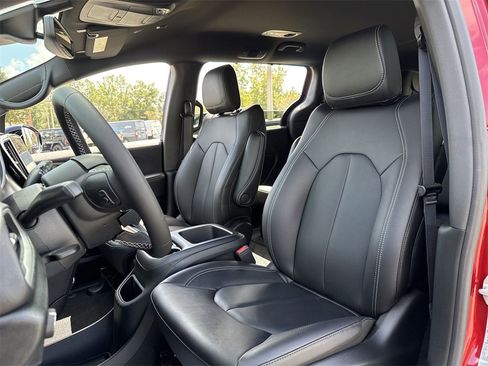 New 2026 Chrysler Pacifica Select image 10