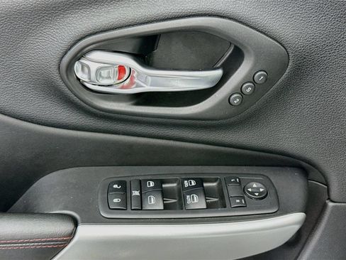 Used 2017 Jeep Cherokee Trailhawk AWD/4WD image 18
