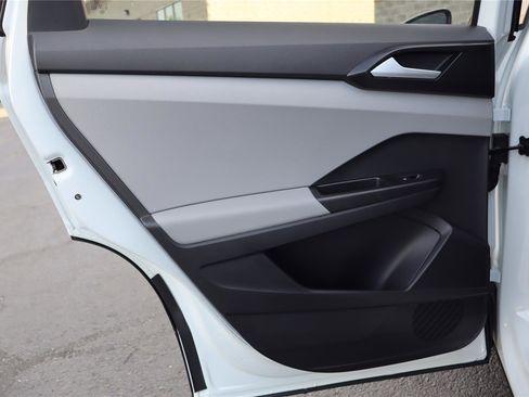 Certified 2022 Volkswagen Taos SE FWD image 24