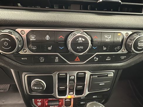 Used 2024 Jeep Wrangler Unlimited Sport AWD/4WD image 18
