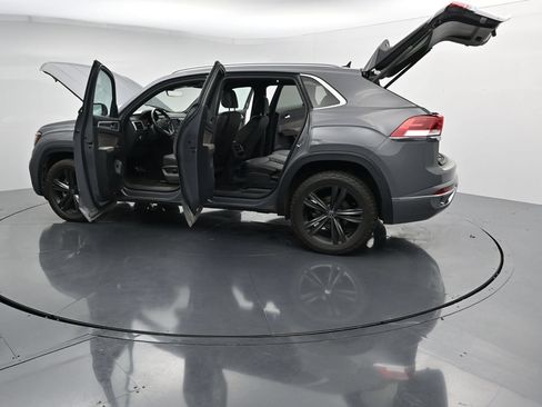 Used 2022 Volkswagen Atlas Cross Sport SEL R-Line AWD/4WD image 40