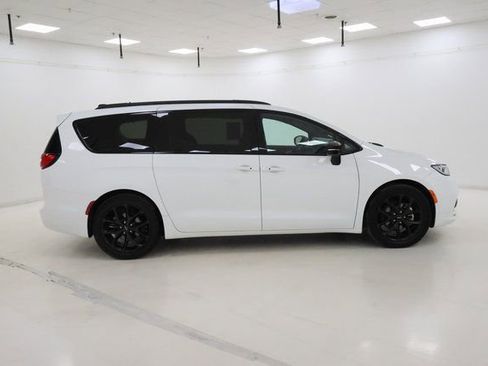 Used 2025 Chrysler Pacifica Limited image 2