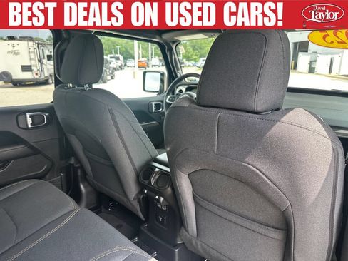 Used 2025 Jeep Wrangler Unlimited Sahara AWD/4WD image 33