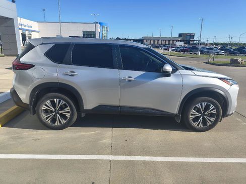 Used 2023 Nissan Rogue SV image 1