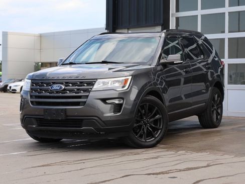 Used 2018 Ford Explorer XLT w/ Equipment Group 202A AWD/4WD image 3