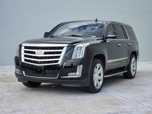 Used 2020 Cadillac Escalade Luxury RWD image 4