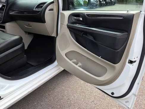 Used 2016 Chrysler Town & Country Touring FWD image 40