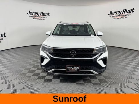 Used 2022 Volkswagen Taos SE w/ Panoramic Sunroof Package image 5