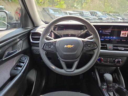 Used 2025 Chevrolet TrailBlazer LS w/ LS Convenience Package FWD image 15