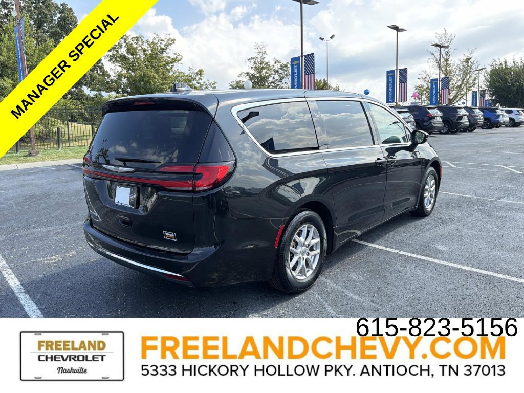 Used 2023 Chrysler Pacifica Touring-L FWD image 3