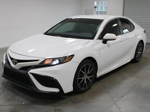 Used 2021 Toyota Camry SE image 4