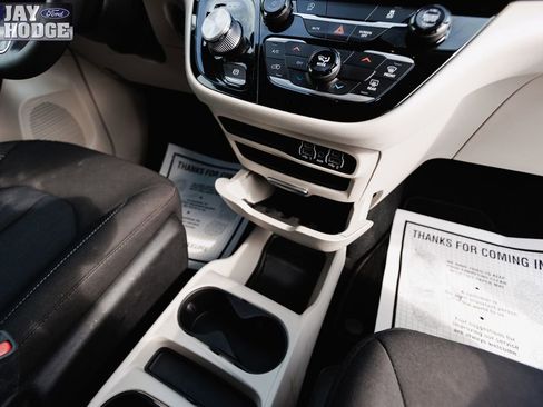 Used 2023 Chrysler Voyager LX image 26