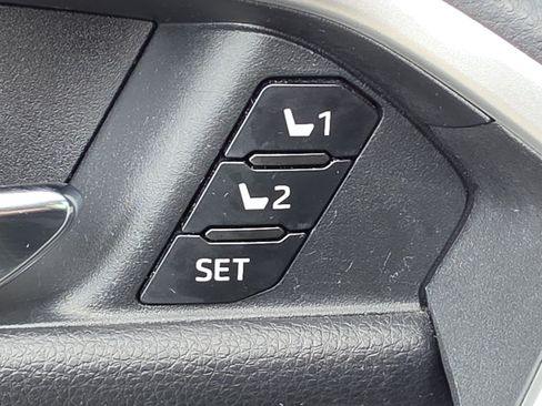 Used 2020 Toyota RAV4 Limited FWD image 17