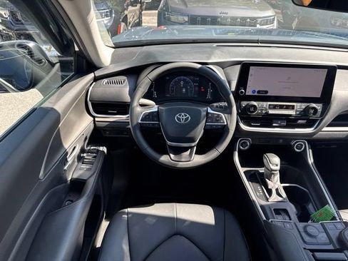Used 2025 Toyota Grand Highlander AWD image 14