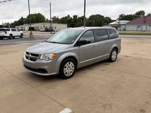 Used 2018 Dodge Grand Caravan SE w/ UConnect Hands-Free Group FWD image 8