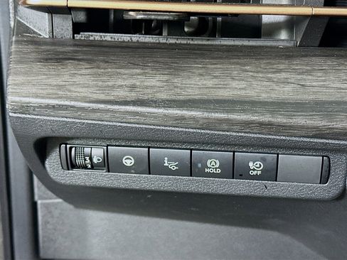 Used 2023 Nissan Ariya AWD image 17