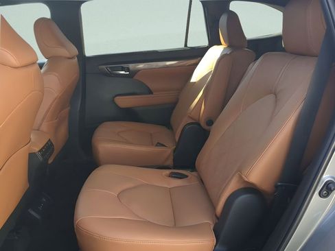 New 2026 Toyota Highlander Platinum image 13