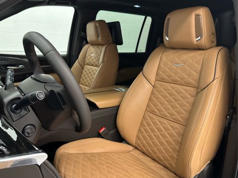 Used 2024 Cadillac Escalade ESV Sport w/ LPO, ONYX Package image 13