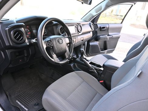 Used 2017 Toyota Tacoma SR AWD/4WD image 11