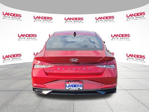 Used 2022 Hyundai Elantra SEL w/ Convenience + Premium Package FWD image 4