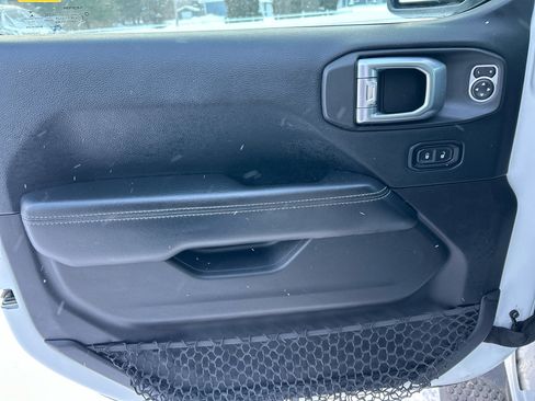 Used 2018 Jeep Wrangler Unlimited Sahara image 8