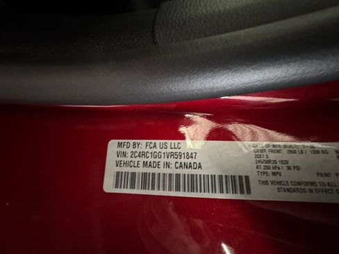 Used 2027 Chrysler Pacifica Limited FWD image 32