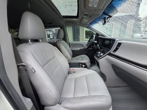 Used 2015 Toyota Sienna XLE w/ XLE Navigation Package image 12