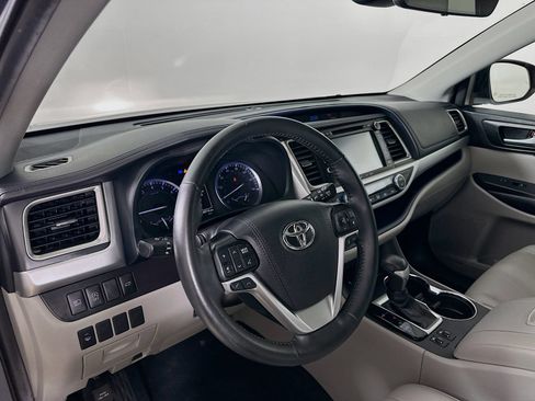 Used 2019 Toyota Highlander XLE AWD/4WD image 31