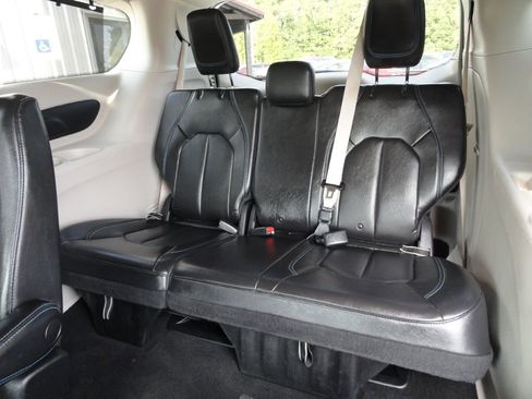 Used 2021 Chrysler Pacifica Touring-L image 12