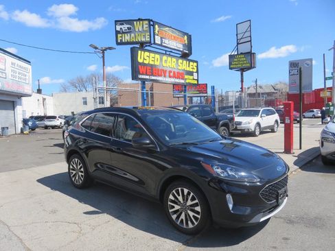 Used 2020 Ford Escape Titanium image 3