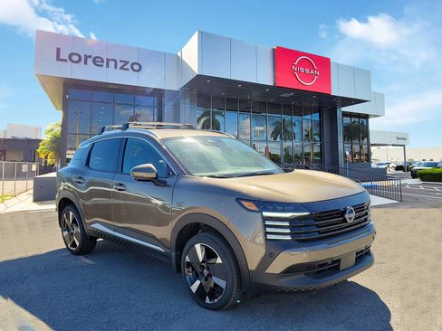 New 2025 Nissan Kicks SR image 3