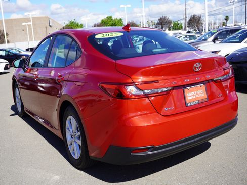 Used 2025 Toyota Camry LE image 9