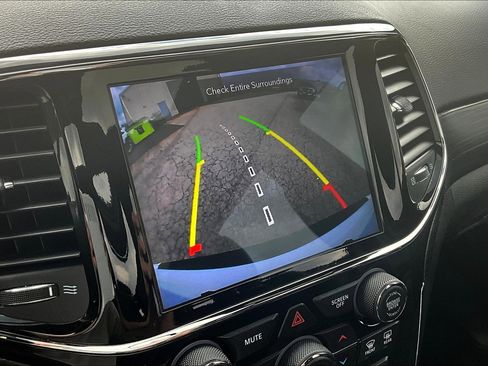 Used 2021 Jeep Grand Cherokee Laredo X image 30