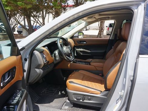 Used 2023 Nissan Pathfinder Platinum AWD/4WD image 2